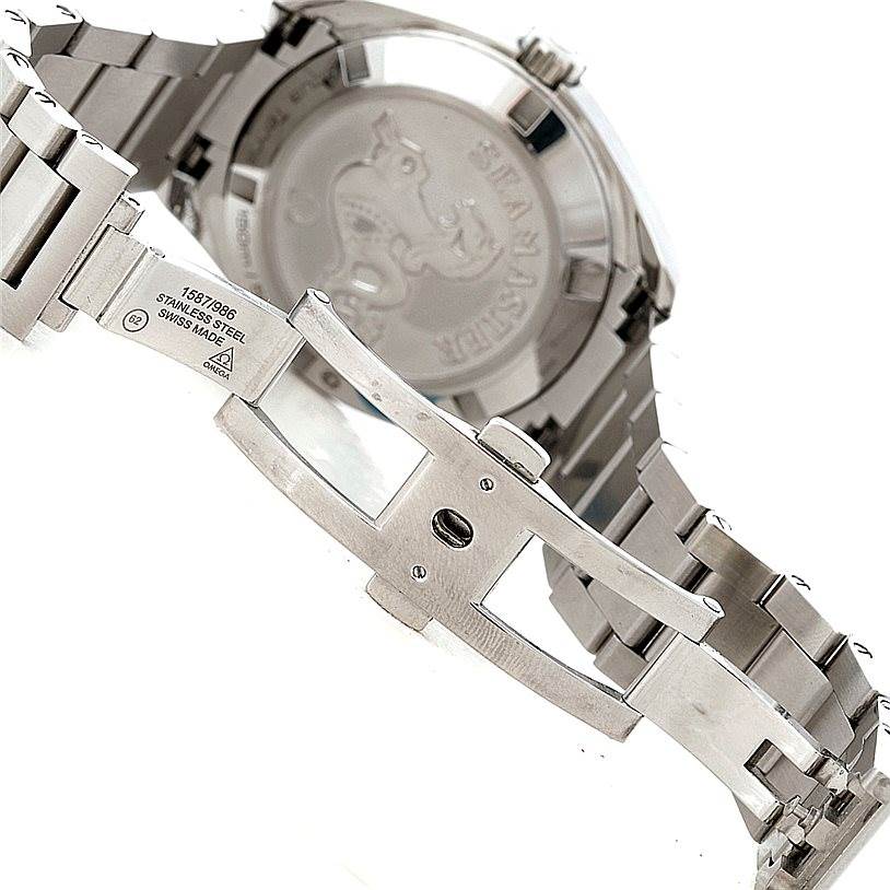 The image shows the stainless steel bracelet and clasp, along with the case back, of the Omega Aqua Terra 231.10.39.60.06.001 Men
s Stainless Steel Grey Dial 231.10.39.60.06.001 Men
s Stainless Steel Grey Dial watch.