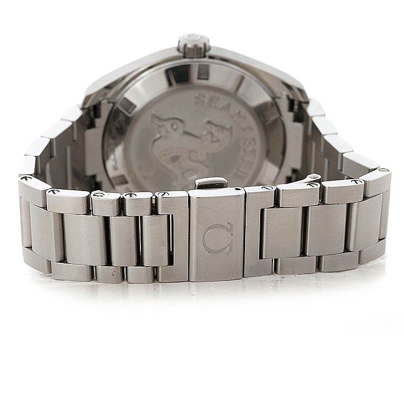 This image shows the back view of the Omega Aqua Terra 231.10.39.60.06.001 Men
s Stainless Steel Grey Dial 231.10.39.60.06.001 Men
s Stainless Steel Grey Dial watch, highlighting its clasp and stainless steel bracelet.