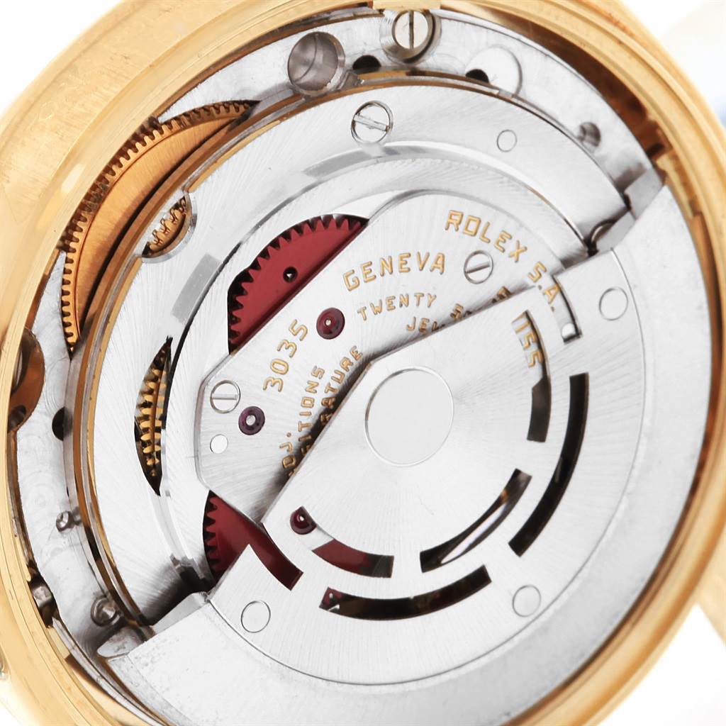 The image shows the inner mechanism of a Rolex Vintage Collection 15037 Men
s Yellow Gold Champagne Dial 15037 Men
s Yellow Gold Champagne Dial model, focusing on the rotor and gears.