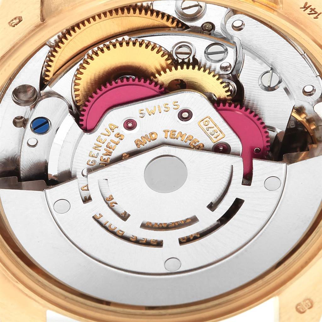 This image shows the internal mechanical movement of the Vintage Collection model by Rolex from a close-up angle.