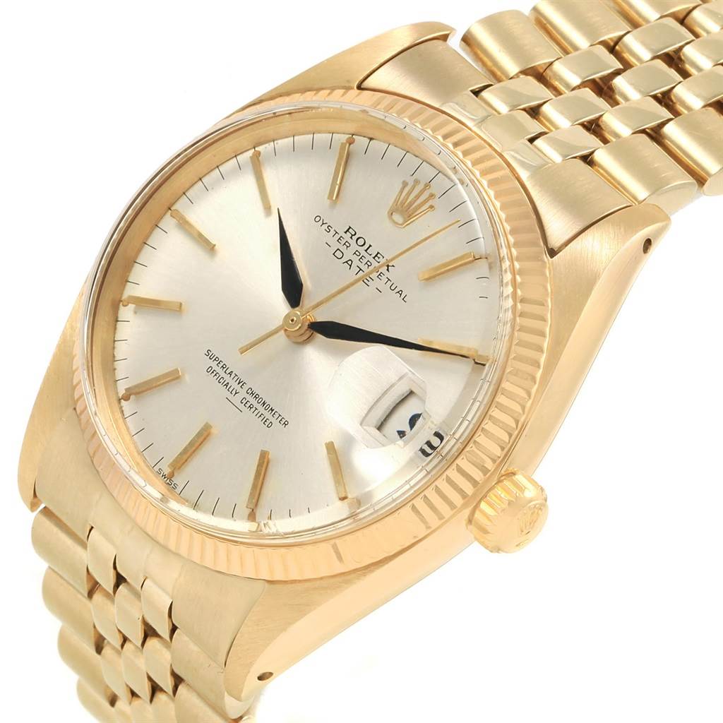 The angle shows the face, bezel, and part of the band of the Rolex Vintage Collection 1500 Men
s Yellow Gold Silver Dial 1500 Men
s Yellow Gold Silver Dial Oyster Perpetual Date watch.