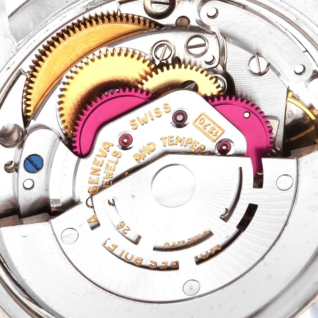 The image shows the inner mechanical movement of the Vintage Collection model by Rolex from a close-up angle.