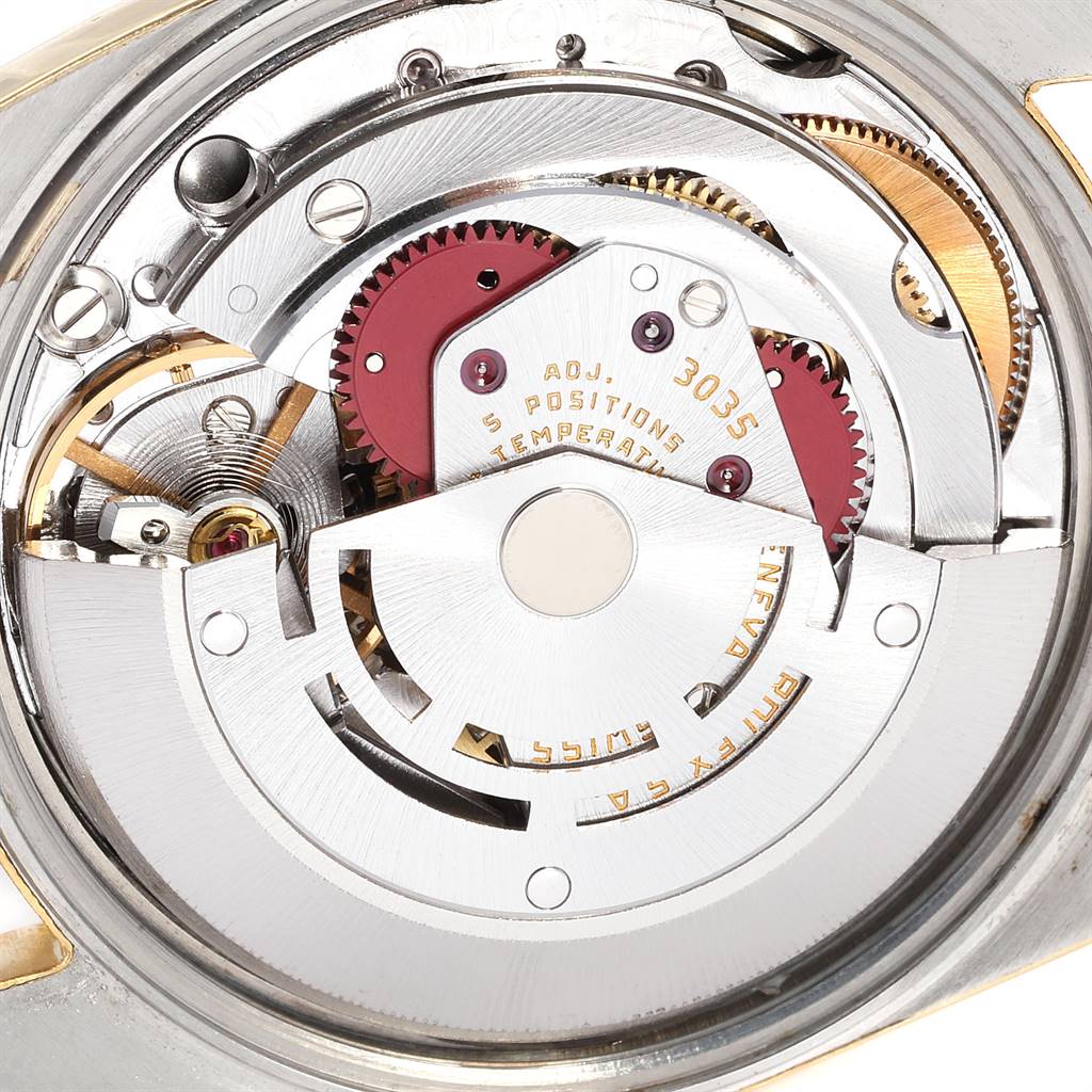 The image shows the inner mechanical parts of a Rolex Vintage Collection 15505 Men
s Champagne Dial 15505 Men
s Champagne Dial model watch from a close-up, top-down angle.