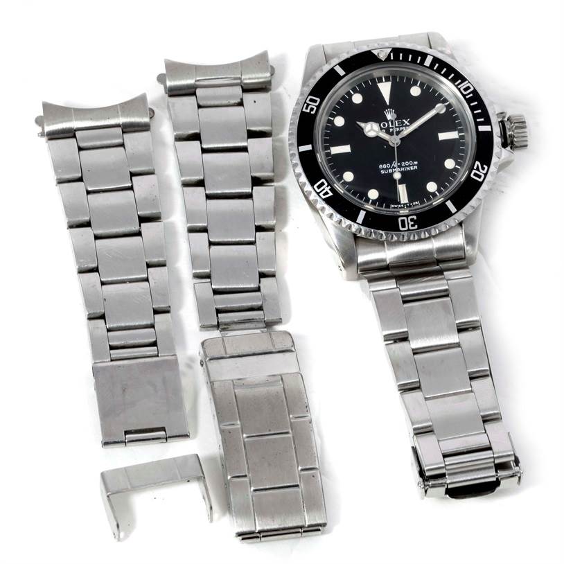 The image shows the Rolex Vintage Collection 5513 Men's Stainless Steel Black Dial 5513 Men's Stainless Steel Black Dial watch from a top-down angle, with detached metal bracelet links and a clasp.