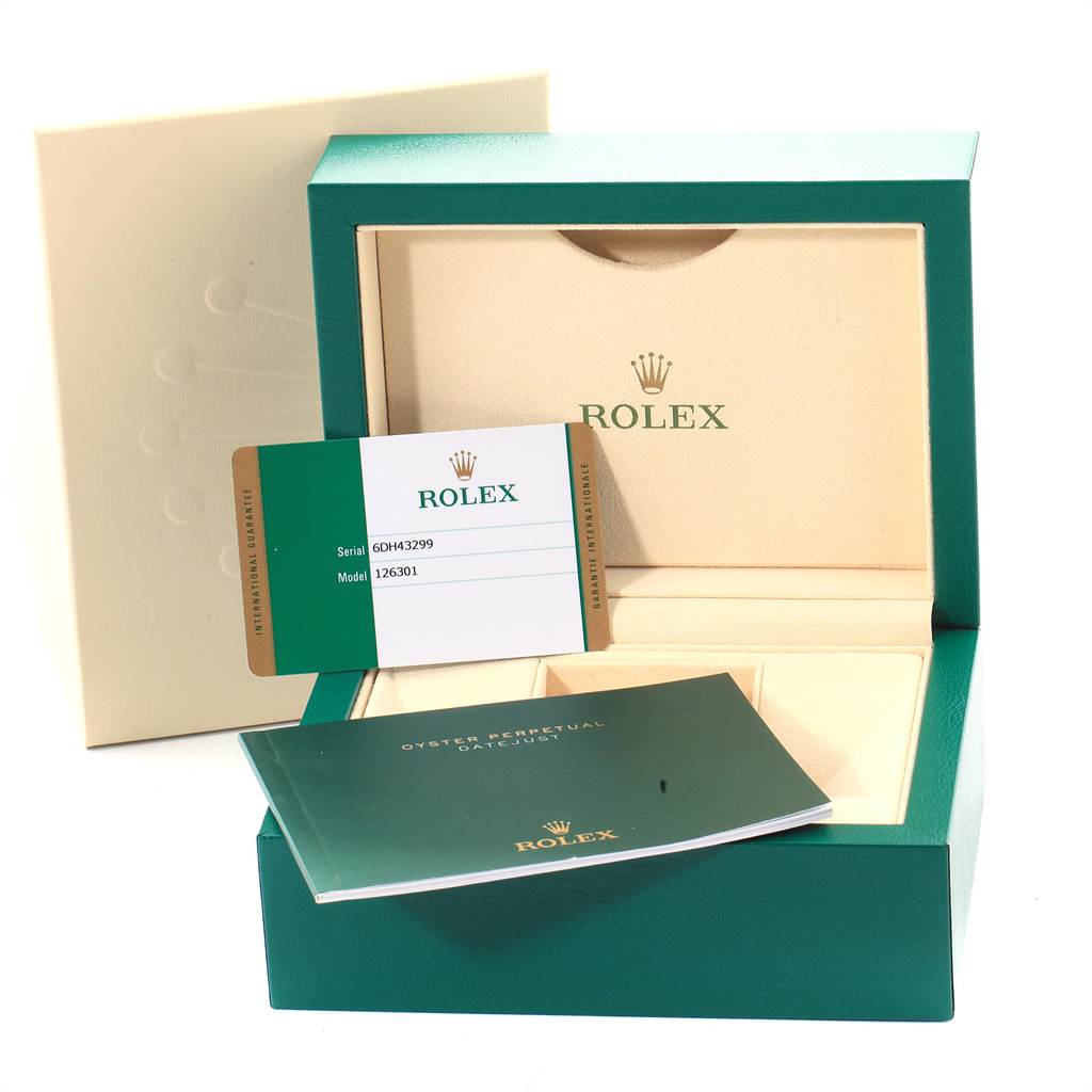 The image shows a Rolex box for a Datejust 41 model, including the guarantee card and manual.
