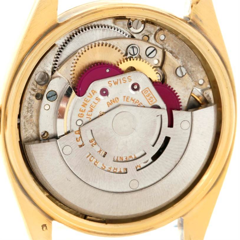 This image shows the back view of the Rolex President 1500 Men
s Yellow Gold Champagne Dial 1500 Men
s Yellow Gold Champagne Dial model, exposing its internal mechanical movement.