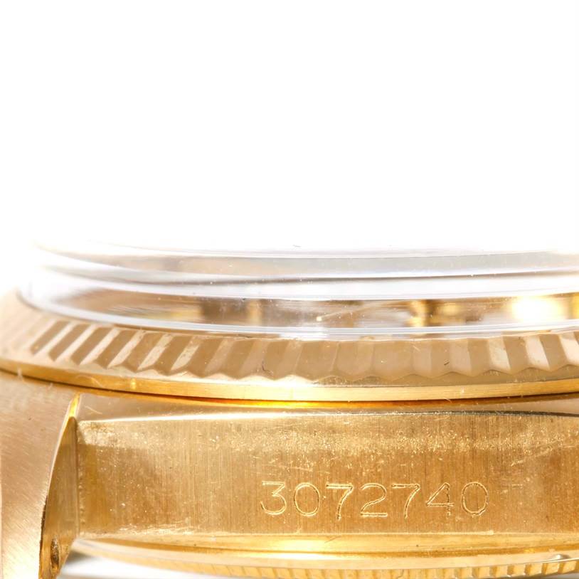 The image shows a close-up of the side view of the Rolex President 1803 Men
s Yellow Gold Champagne Dial 1803 Men
s Yellow Gold Champagne Dial model watch, highlighting its gold casing and serial number.