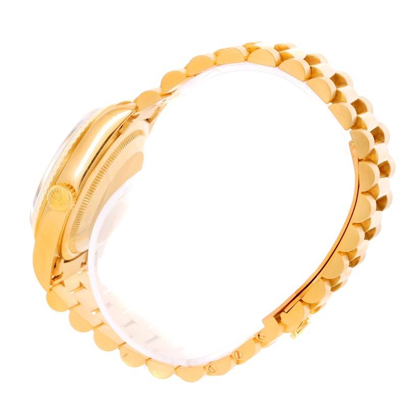 The side view of a Rolex President 18238 Men
s Yellow Gold Champagne Dial 18238 Men
s Yellow Gold Champagne Dial model watch emphasizes the gold case and bracelet.