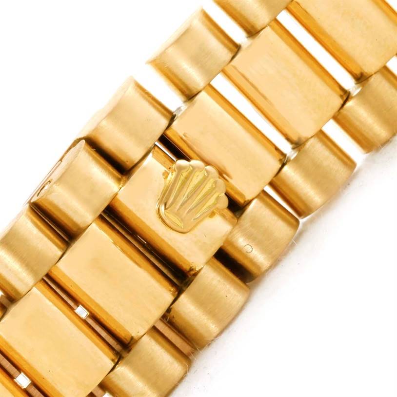 Close-up view of the gold bracelet of a Rolex President 18038 Men
s Yellow Gold Champagne Dial 18038 Men
s Yellow Gold Champagne Dial model, showing the iconic Rolex logo.