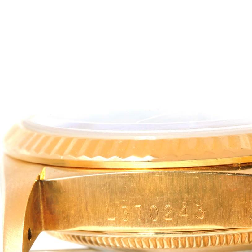 The image shows a side view of the casing and bezel of the Rolex President 18238 Men
s Yellow Gold Champagne Dial 18238 Men
s Yellow Gold Champagne Dial model watch, including its engraved serial number.