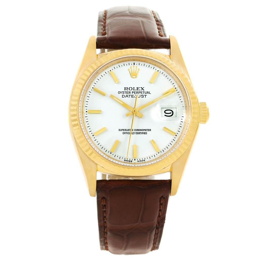 This is a front view of the Rolex President 1601 Men
s Yellow Gold White Dial 1601 Men
s Yellow Gold White Dial model watch showing the dial, bezel, crown, and leather strap.