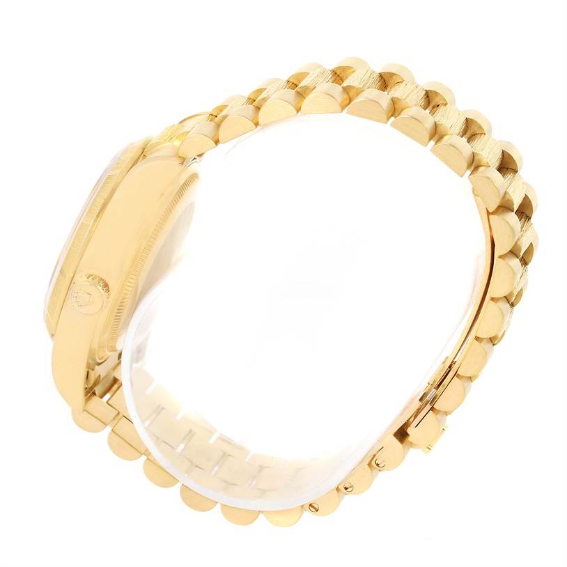 This side view of the Rolex President 18078 Men
s Yellow Gold Champagne Dial 18078 Men
s Yellow Gold Champagne Dial model watch displays the case and the bracelet.