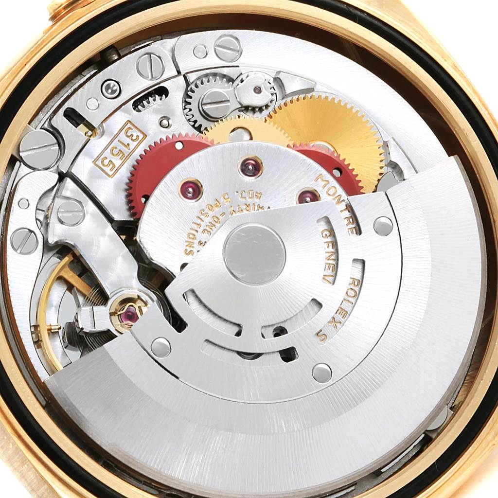 The image shows the intricate internal mechanism of a Rolex President 18238 Men
s Yellow Gold Silver Dial 18238 Men
s Yellow Gold Silver Dial model watch, focusing on its gears and movement components.