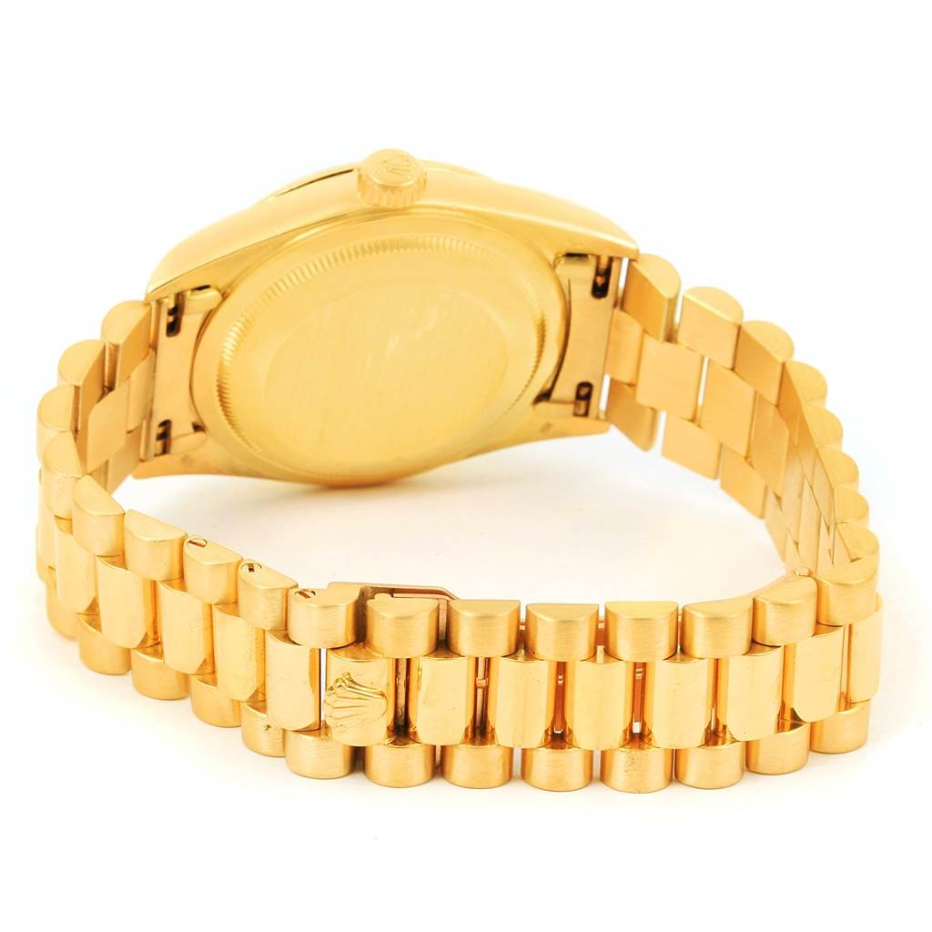 This image shows the back and bracelet of a Rolex President 18238 Men
s Yellow Gold Silver Dial 18238 Men
s Yellow Gold Silver Dial model watch, highlighting its clasp and case back.