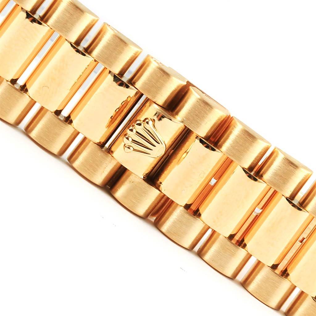 This image shows the gold bracelet band with the Rolex logo from the President model by Rolex.