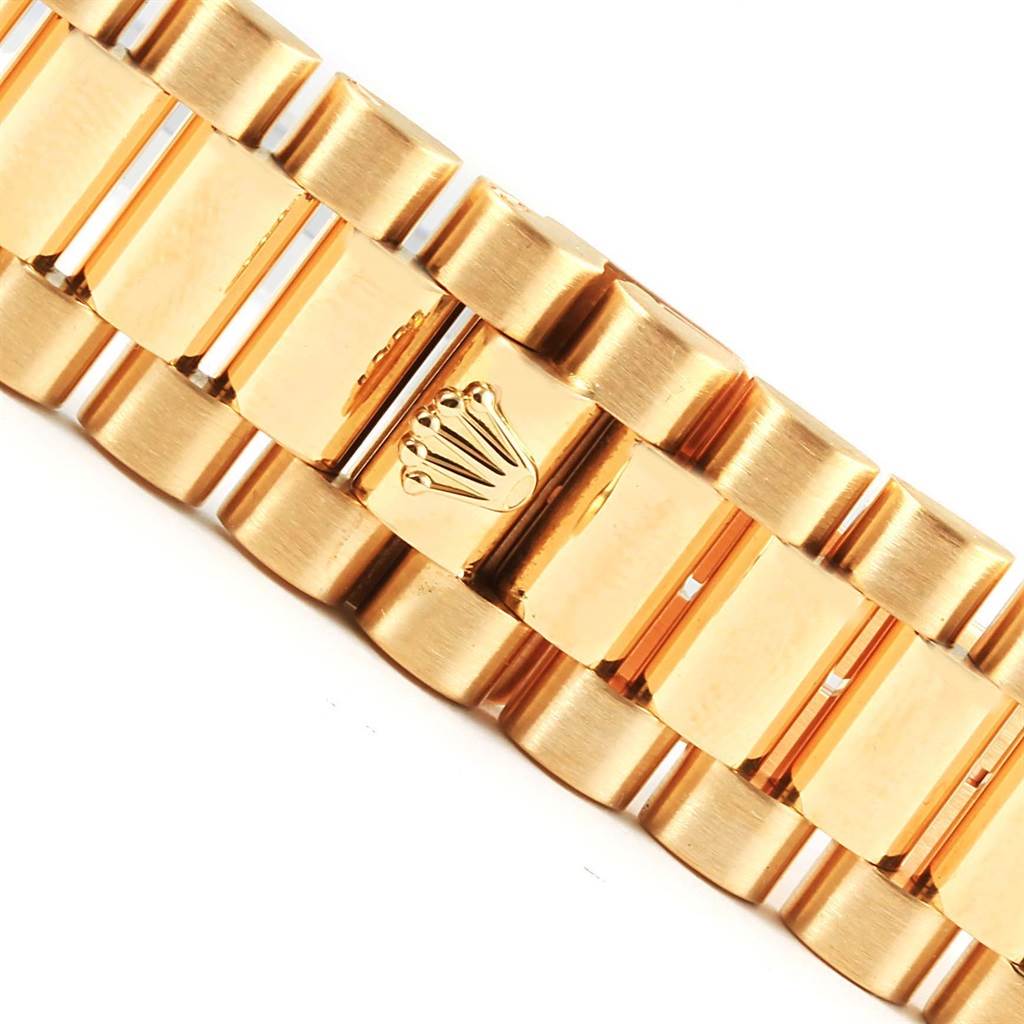 The image shows a close-up of the gold bracelet of a Rolex President 118238 Men
s Yellow Gold Champagne Dial 118238 Men
s Yellow Gold Champagne Dial model watch.