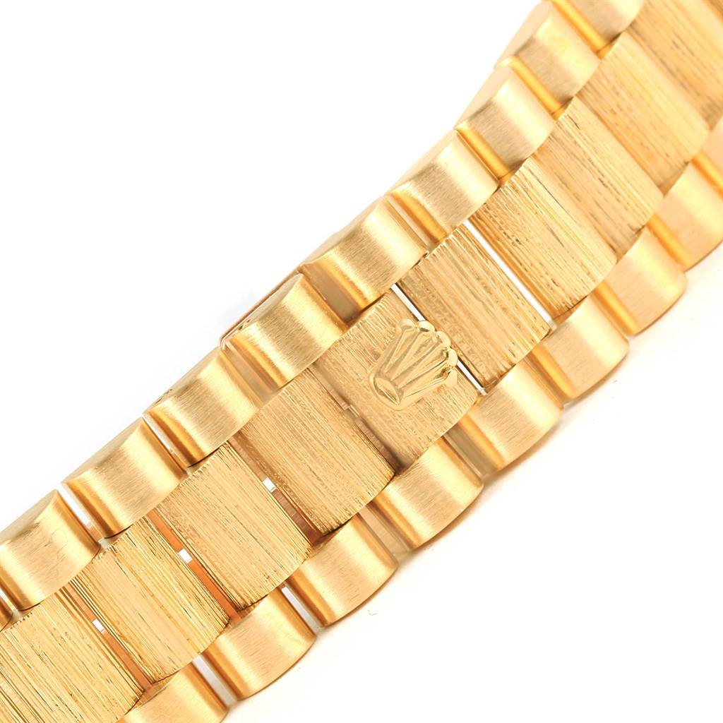 The image shows a close-up of the gold bracelet of a Rolex President 18078 Men
s Yellow Gold Black Dial 18078 Men
s Yellow Gold Black Dial model.