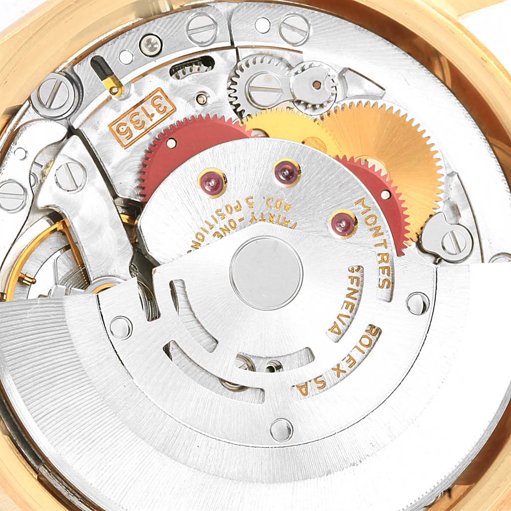 The image shows the internal mechanical movement of a Rolex President 15238 Men
s Yellow Gold White Dial 15238 Men
s Yellow Gold White Dial model watch at a close-up angle.