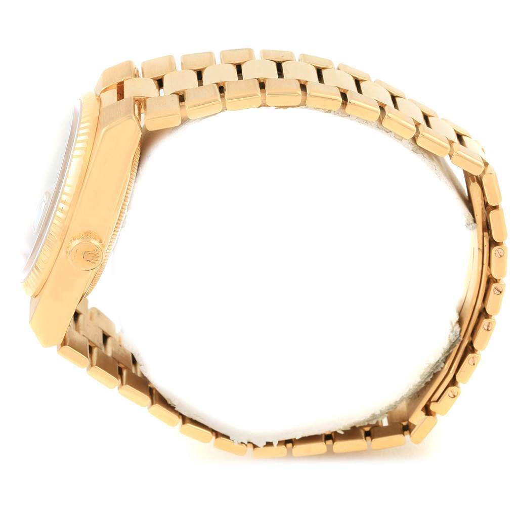 The side angle of the Rolex President 19018 Men
s Yellow Gold Black Dial 19018 Men
s Yellow Gold Black Dial model shows the case and part of the bracelet.