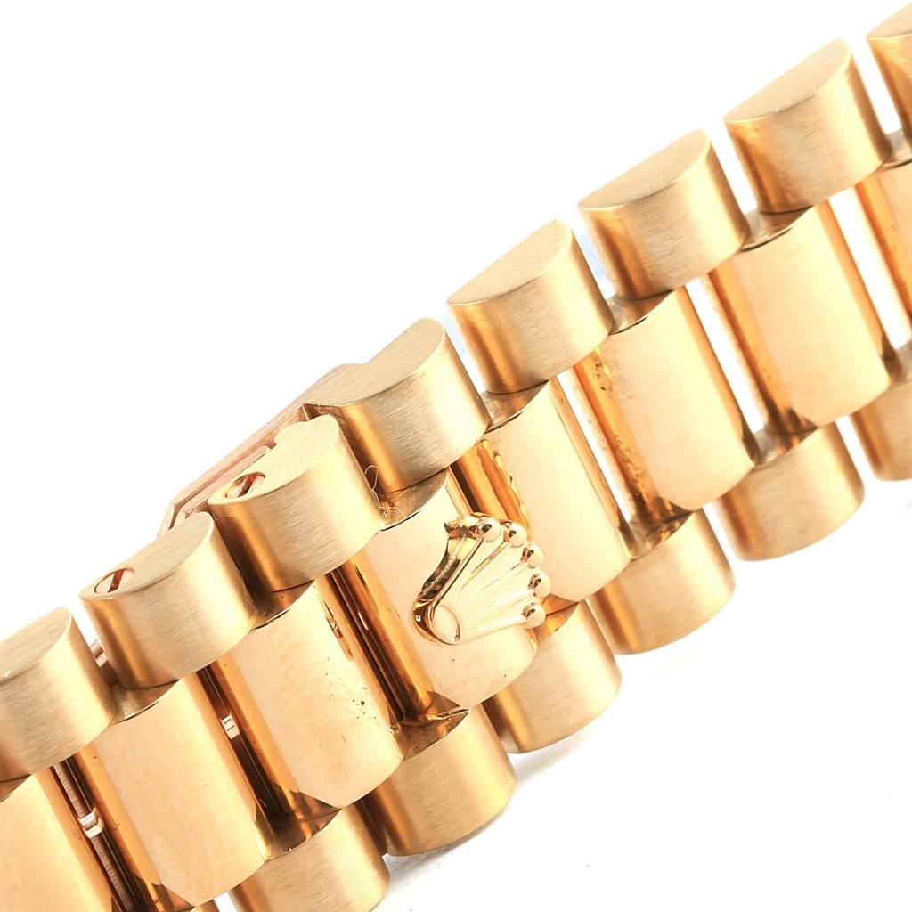 This image shows a close-up angle of the bracelet of a Rolex President 18238 Men
s Yellow Gold Champagne Dial 18238 Men
s Yellow Gold Champagne Dial model watch, featuring its distinctive clasp.