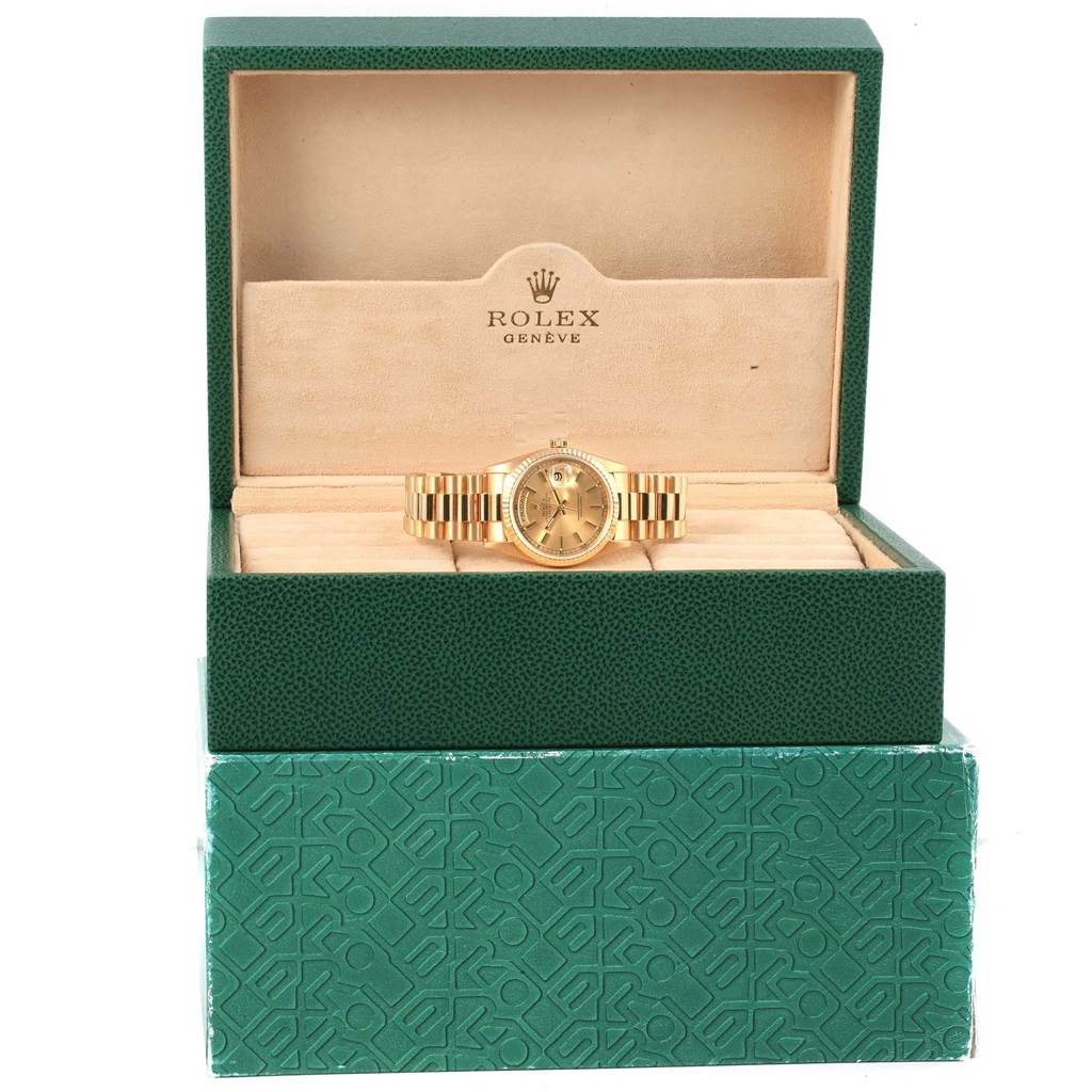 The image shows a Rolex President 18238 Men
s Yellow Gold Champagne Dial 18238 Men
s Yellow Gold Champagne Dial model watch from a frontal angle within its green and beige box.