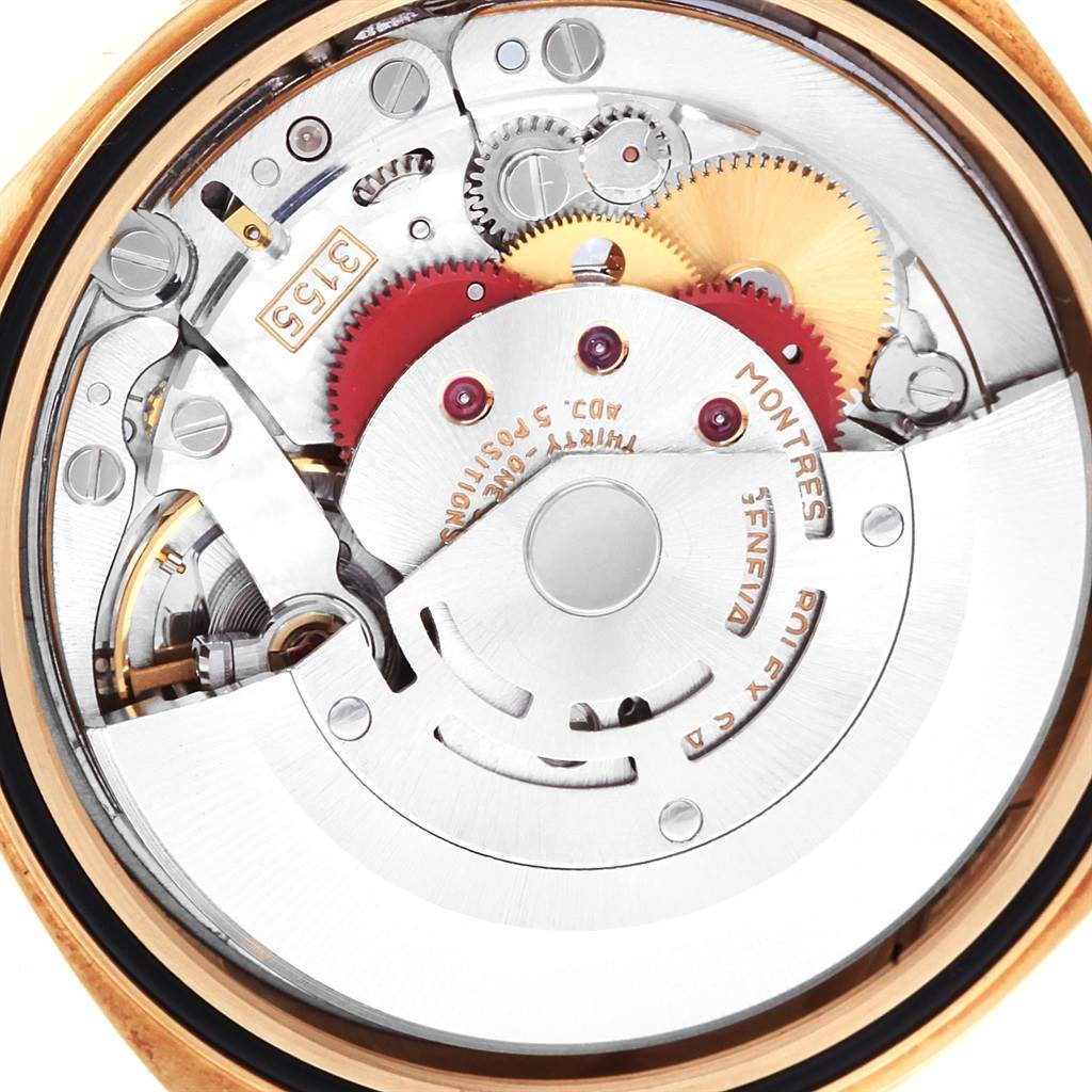 This image shows the internal mechanism of a Rolex President 18238 Men
s Yellow Gold Champagne Dial 18238 Men
s Yellow Gold Champagne Dial model watch, highlighting its gears and intricate components from a top-down angle.