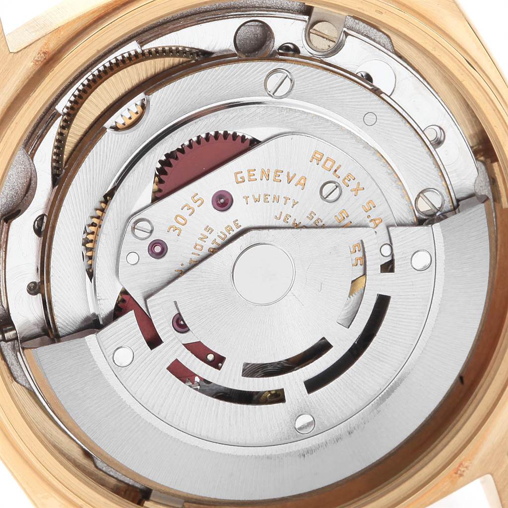 This image shows the internal mechanism of a Rolex President 18038 Men
s Stainless Steel White Dial 18038 Men
s Stainless Steel White Dial watch, highlighting its intricate gears and components.