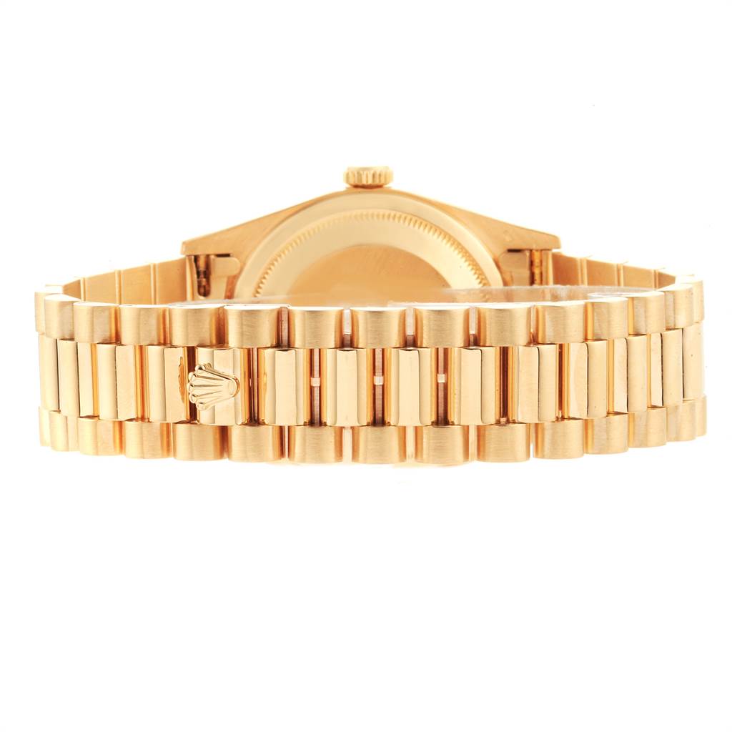 This image shows the back case and the bracelet of a Rolex President 18238 Men
s Yellow Gold Champagne Dial 18238 Men
s Yellow Gold Champagne Dial model watch in a gold hue.