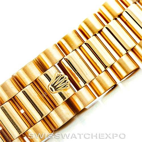 This image shows a close-up of the gold bracelet with the Rolex logo from the President model by Rolex.
