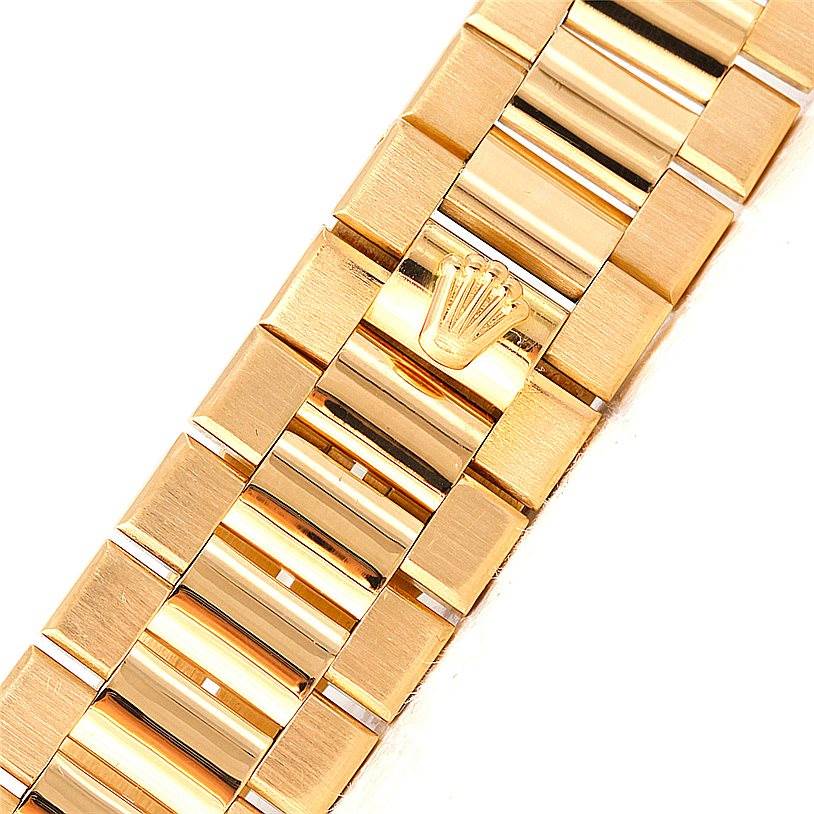 The image shows a close-up of the gold bracelet from a Rolex President 19000 Men
s Yellow Gold Champagne Dial 19000 Men
s Yellow Gold Champagne Dial model watch, featuring the iconic Rolex logo.