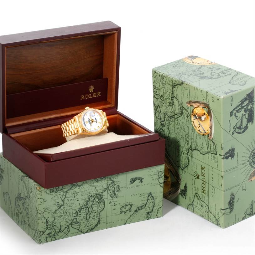 The image shows a Rolex President 18038 Men
s Yellow Gold White Dial 18038 Men
s Yellow Gold White Dial model watch in a wooden box, with the outer packaging featuring a map design.