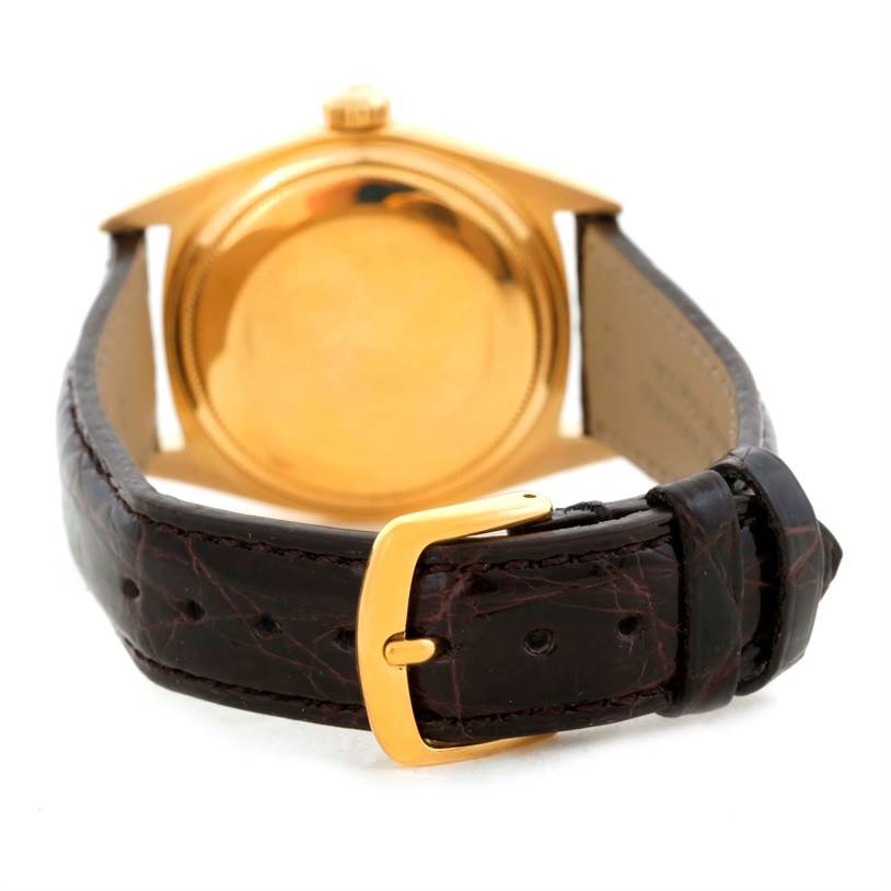 This image shows the back case and leather strap with a gold buckle of the Rolex President 1803 Men
s Yellow Gold Silver Dial 1803 Men
s Yellow Gold Silver Dial model watch.