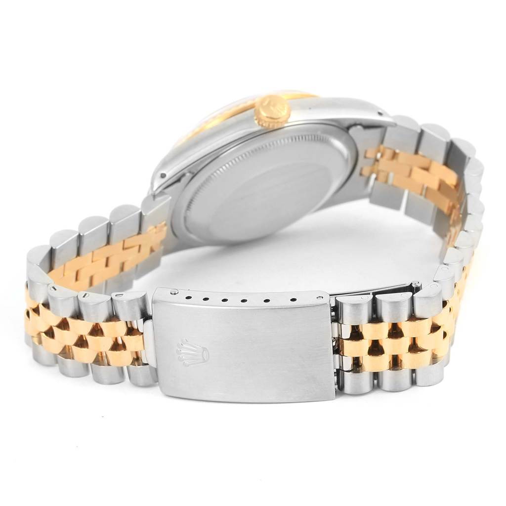 This image shows the back and clasp of a Rolex Datejust 16233 Men
s Steel and Gold (two tone) Champagne Dial 16233 Men
s Steel and Gold (two tone) Champagne Dial watch, highlighting its two-tone metal bracelet.