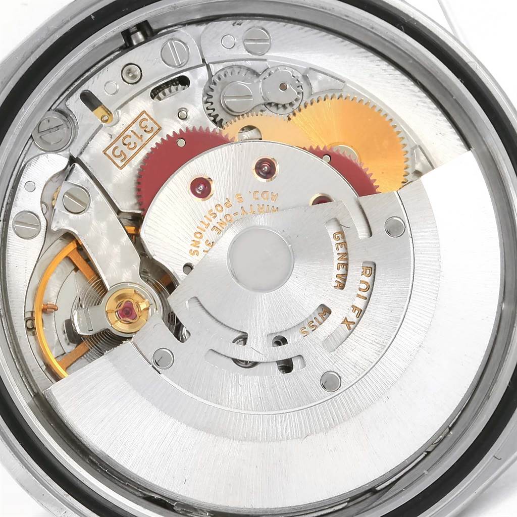 This image shows the internal mechanical movement of a Rolex Datejust 16220 Men
s Stainless Steel Silver Dial 16220 Men
s Stainless Steel Silver Dial watch.