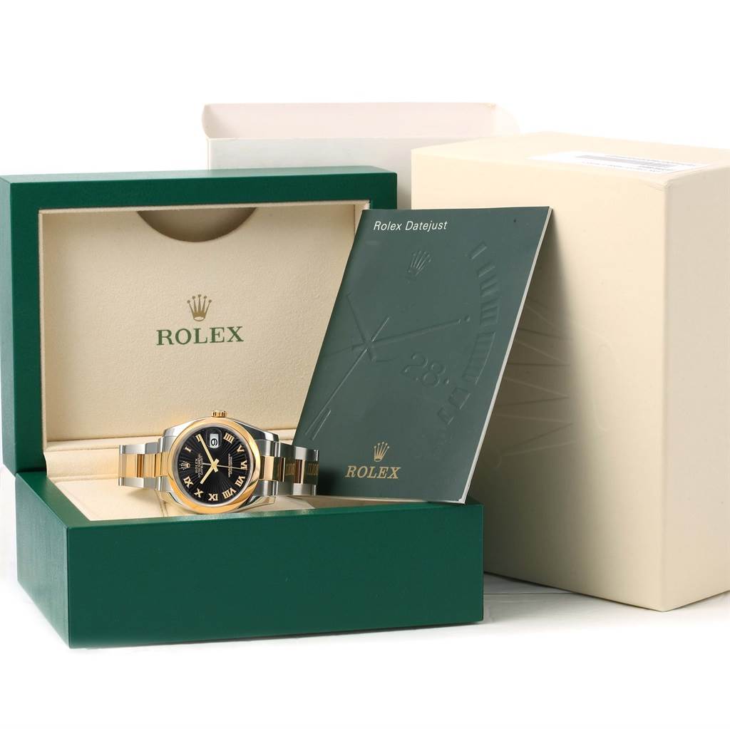 The image shows a Rolex Datejust 116203 Men
s Stainless Steel Black Dial 116203 Men
s Stainless Steel Black Dial watch and its accessories, including a green box, an outer box, and a manual, all viewed from the front.