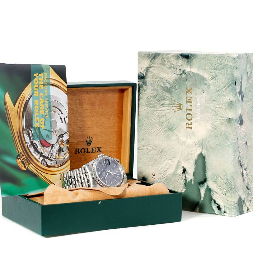 The image shows a Rolex Datejust 16220 Men
s Stainless Steel Grey Dial 16220 Men
s Stainless Steel Grey Dial watch inside a green and wooden box alongside its outer packaging and documentation.