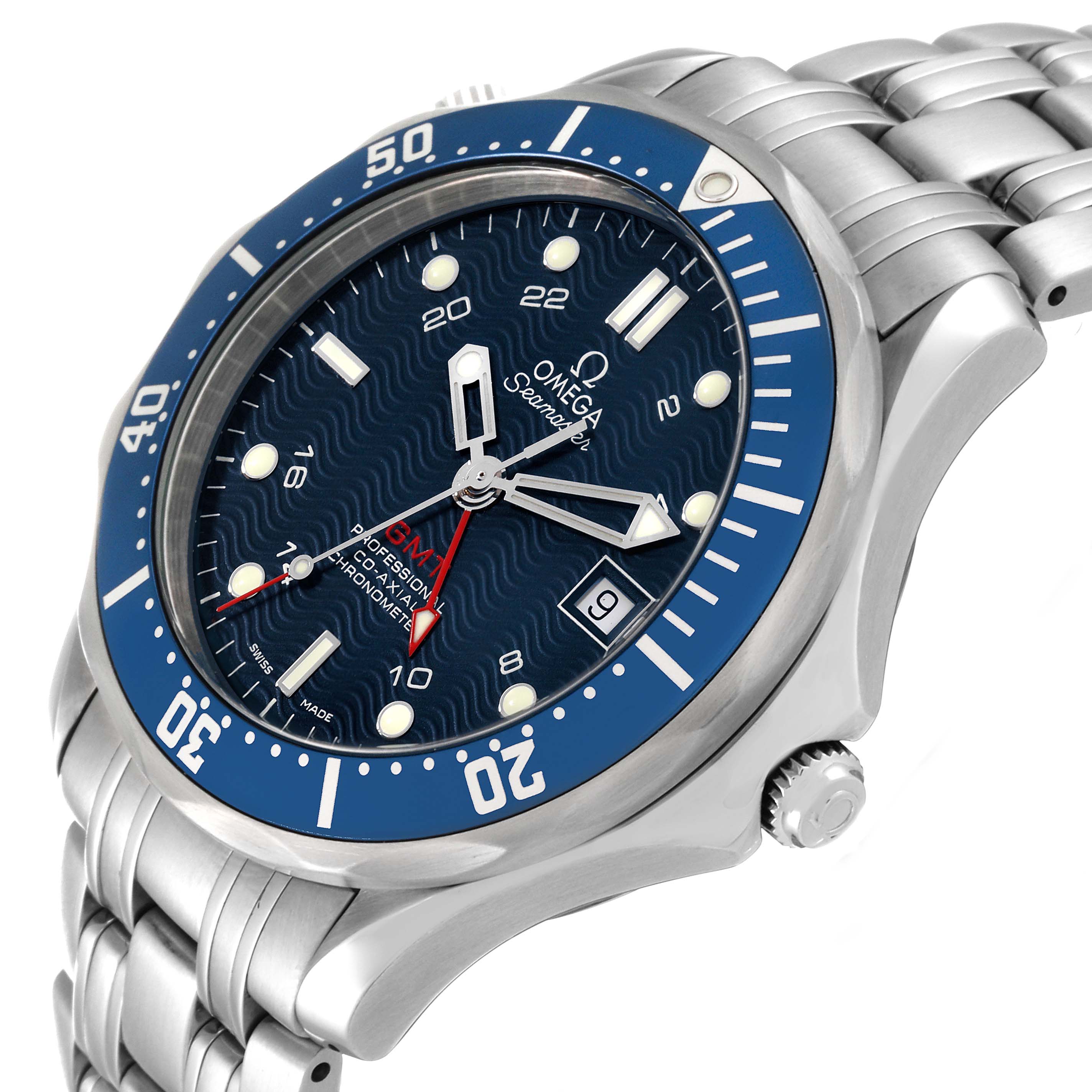 The image shows an angled view of the Omega Seamaster 2535.80.00 Men
s Stainless Steel Blue Dial 2535.80.00 Men
s Stainless Steel Blue Dial watch, focusing on the face, bezel, and part of the stainless steel bracelet.