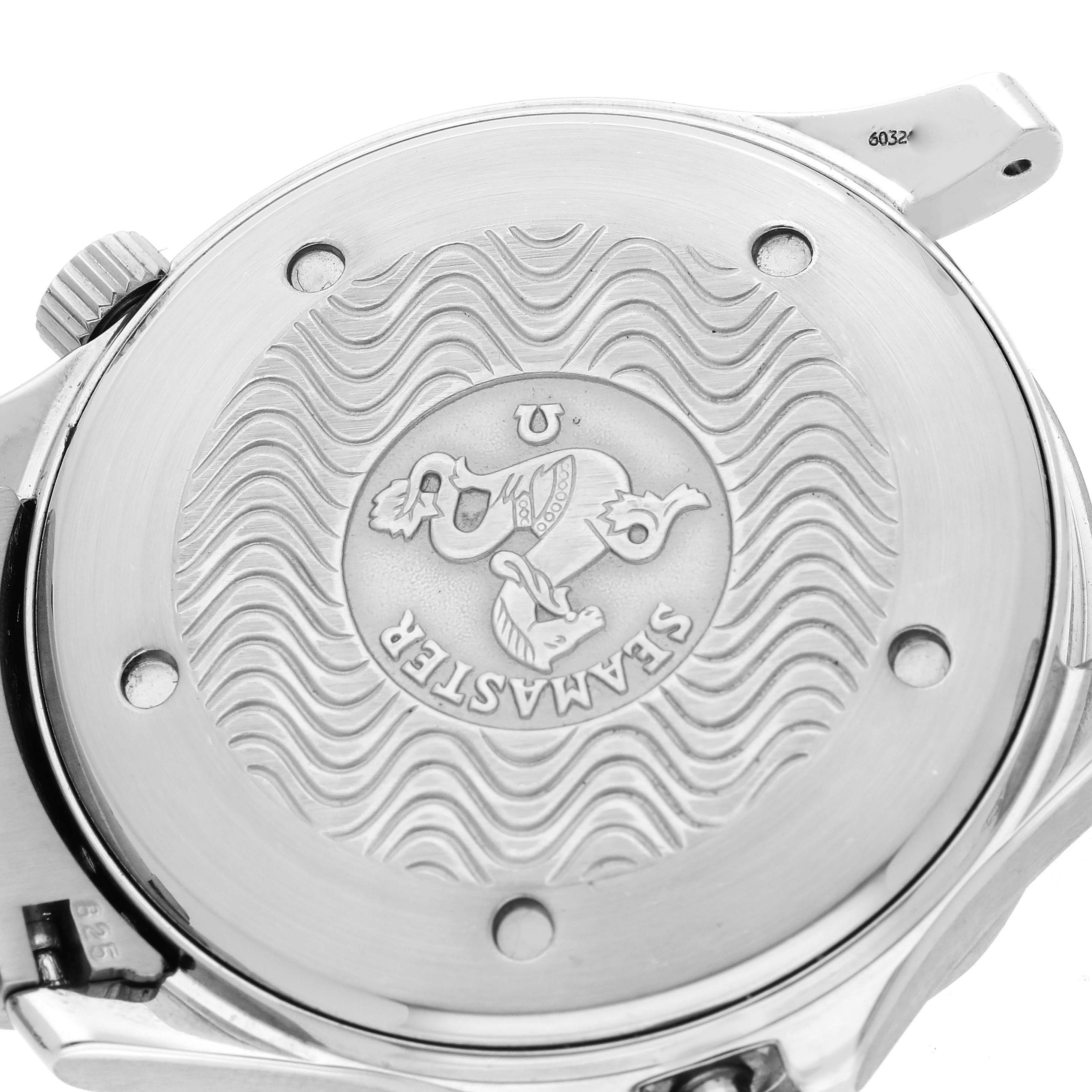 The image shows the back case of an Omega Seamaster 2531.80.00 Men
s Stainless Steel Blue Dial 2531.80.00 Men
s Stainless Steel Blue Dial watch with a wavy pattern and emblem.