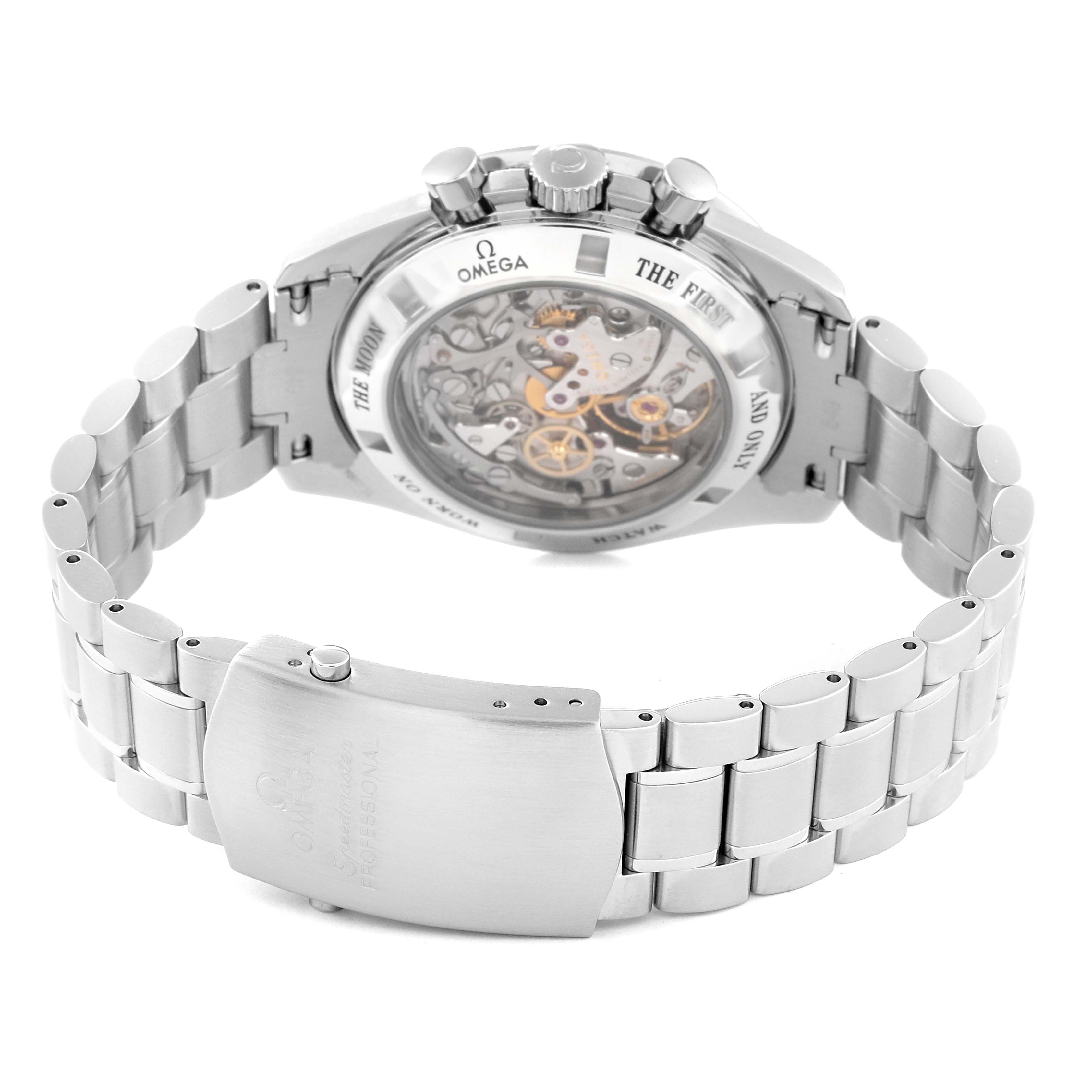 The image shows the back view of an Omega Speedmaster 3576.50.00 Men
s Stainless Steel Black Dial 3576.50.00 Men
s Stainless Steel Black Dial watch, highlighting its bracelet and transparent case back.