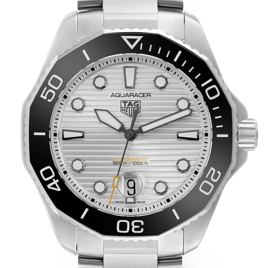 The image shows a front view of the Tag Heuer Aquaracer watch, highlighting its dial, bezel, and bracelet.