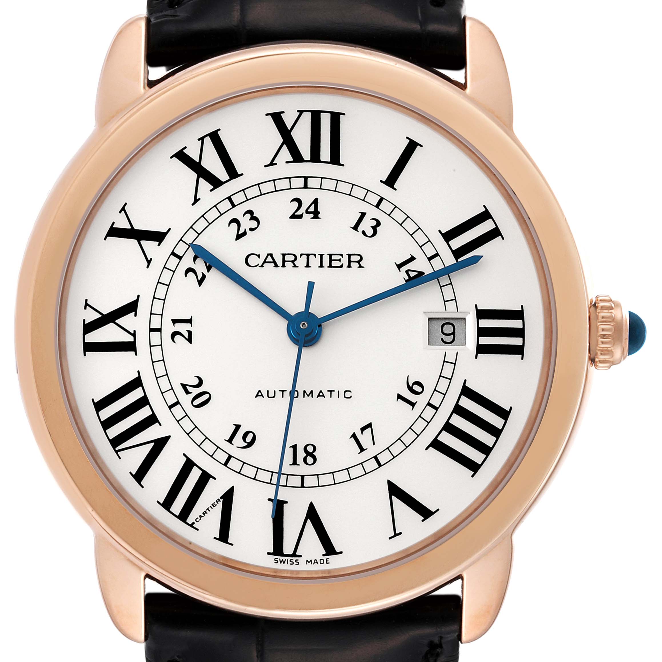 This image shows a full frontal view of a Cartier Ronde W6701009 Men
s Rose Gold Silver Dial W6701009 Men
s Rose Gold Silver Dial model watch, including the watch face, hands, date display, and the part of the leather strap.