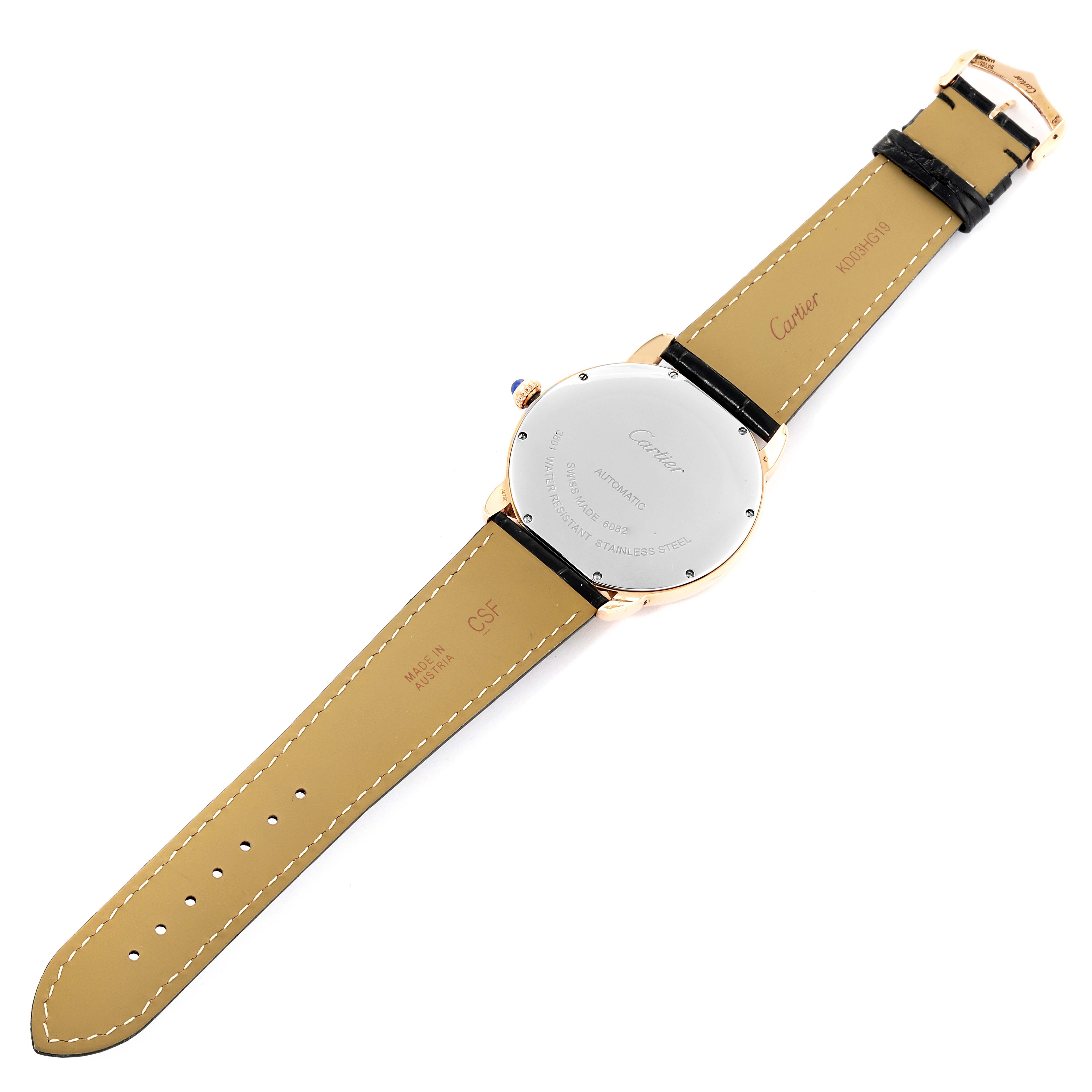 The image shows the back view of a Cartier Ronde W6701009 Men
s Rose Gold Silver Dial W6701009 Men
s Rose Gold Silver Dial watch, detailing the case back and leather strap.