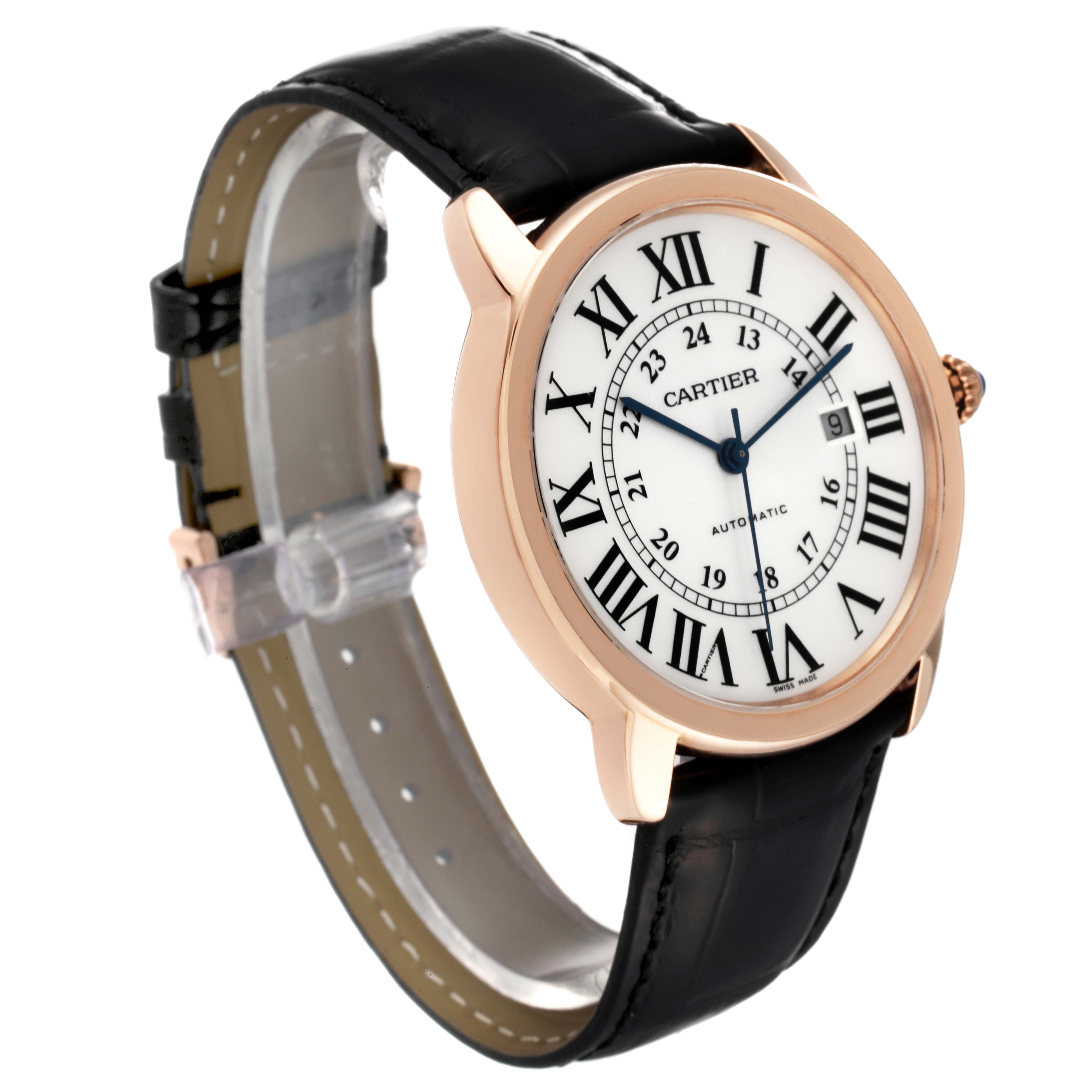 This image shows a three-quarter view of a Cartier Ronde W6701009 Men
s Rose Gold Silver Dial W6701009 Men
s Rose Gold Silver Dial watch, featuring a leather strap, Roman numeral dial, and gold-tone case.
