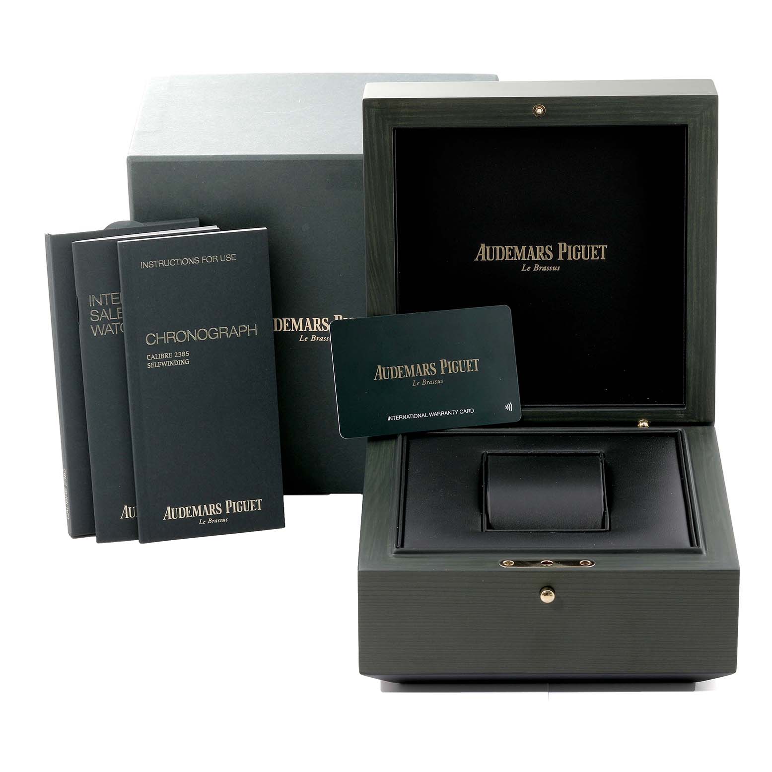 The image shows the presentation box, warranty card, and instruction booklets for the Royal Oak Offshore model by Audemars Piguet.