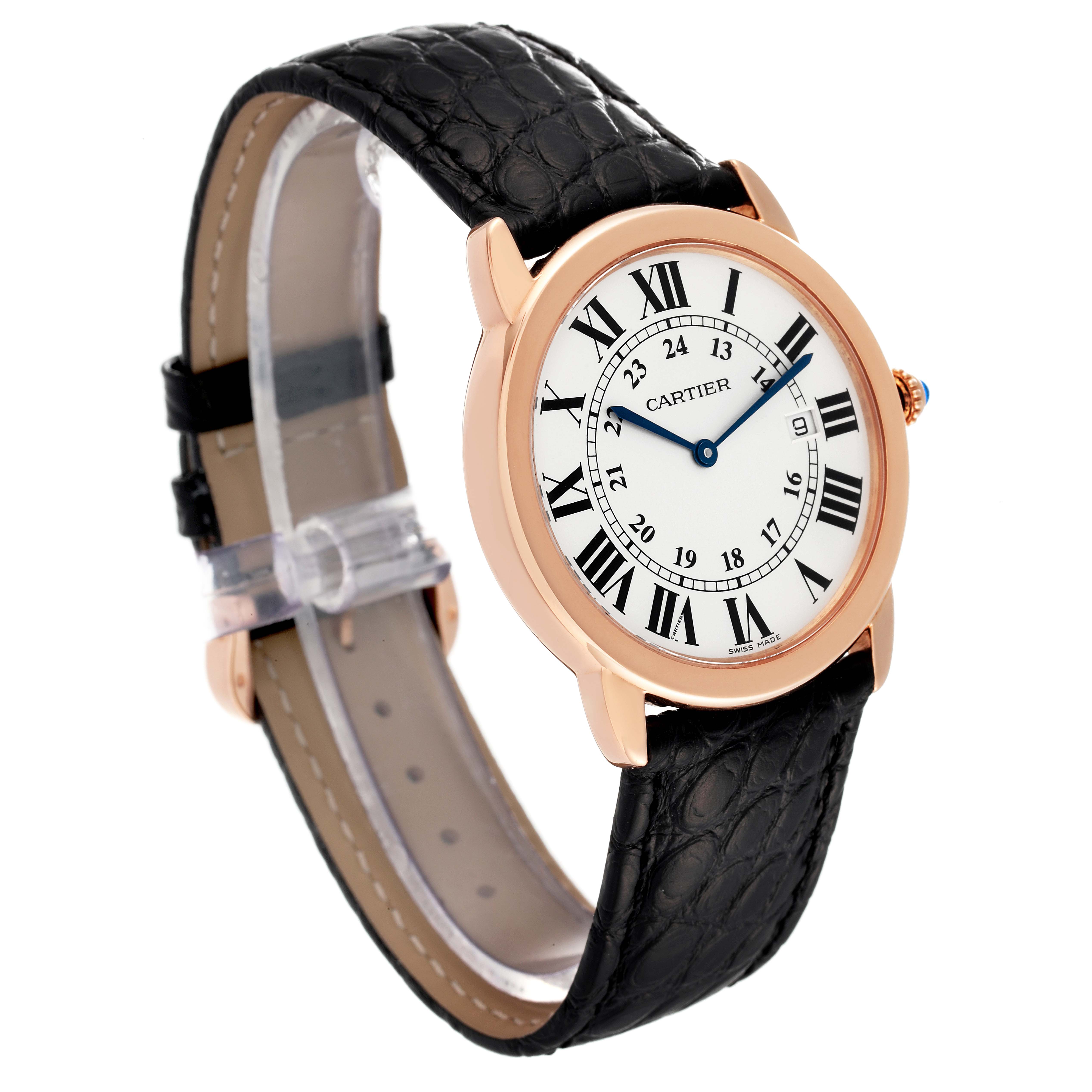 The Cartier Ronde W6701008 Men
s Rose Gold Silver Dial W6701008 Men
s Rose Gold Silver Dial model watch is shown at a three-quarter angle, featuring its face, bezel, and black leather strap.