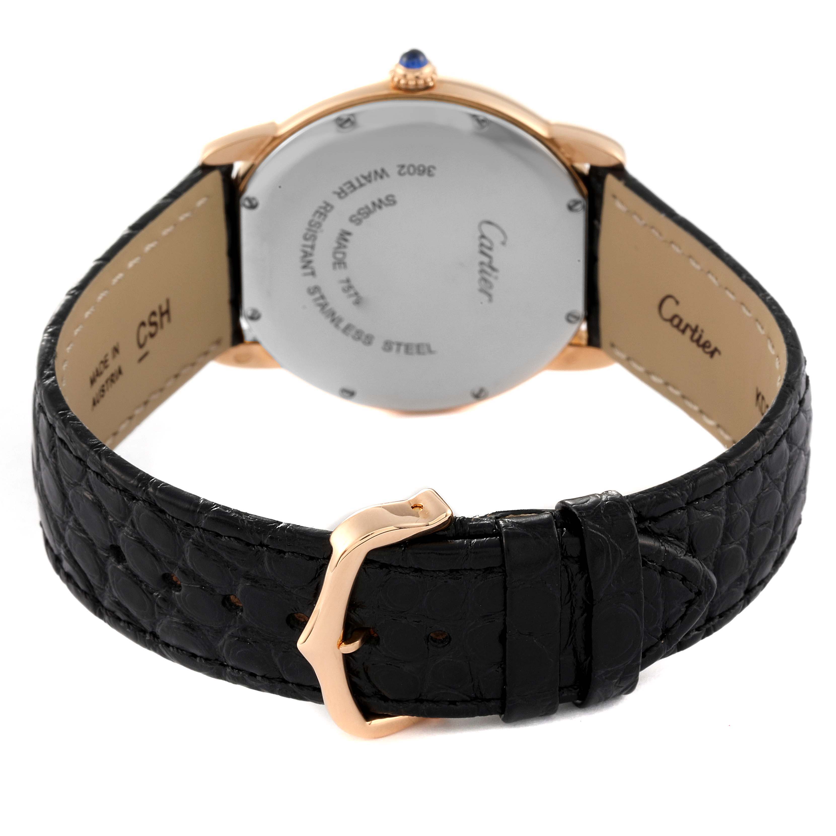 This image shows the back case and black leather strap of the Cartier Ronde W6701008 Men
s Rose Gold Silver Dial W6701008 Men
s Rose Gold Silver Dial watch, including a gold buckle.