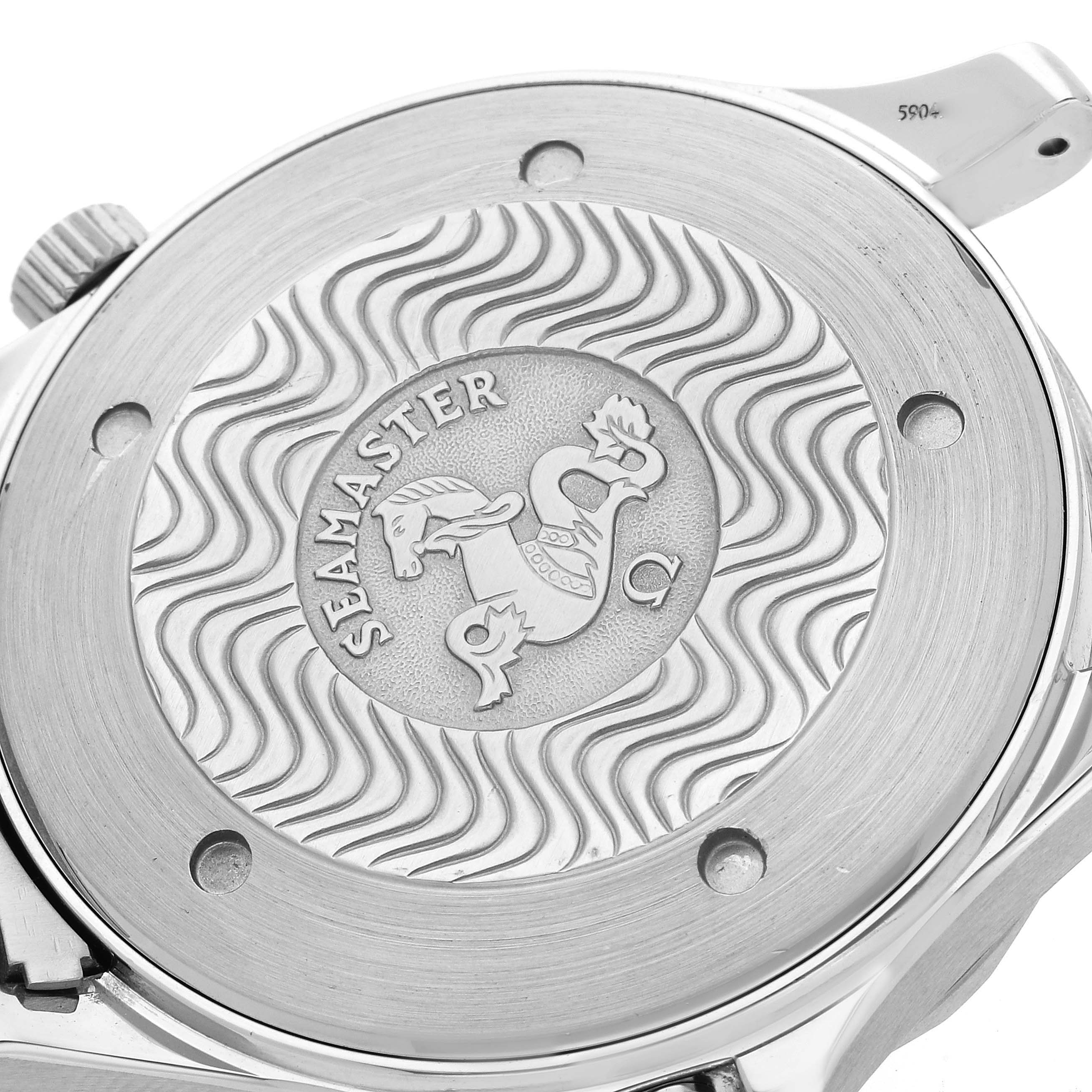 This image shows the case back of an Omega Seamaster 2541.80.00 Men
s Stainless Steel Blue Dial 2541.80.00 Men
s Stainless Steel Blue Dial watch with engraved detailing and the brand
s logo.