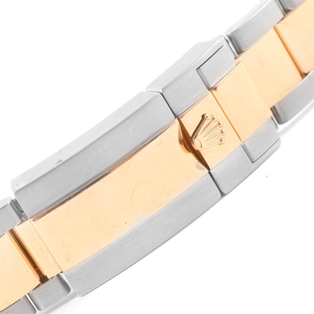 The image shows a close-up view of the two-tone bracelet and clasp with the Rolex logo on the Daytona model by Rolex.