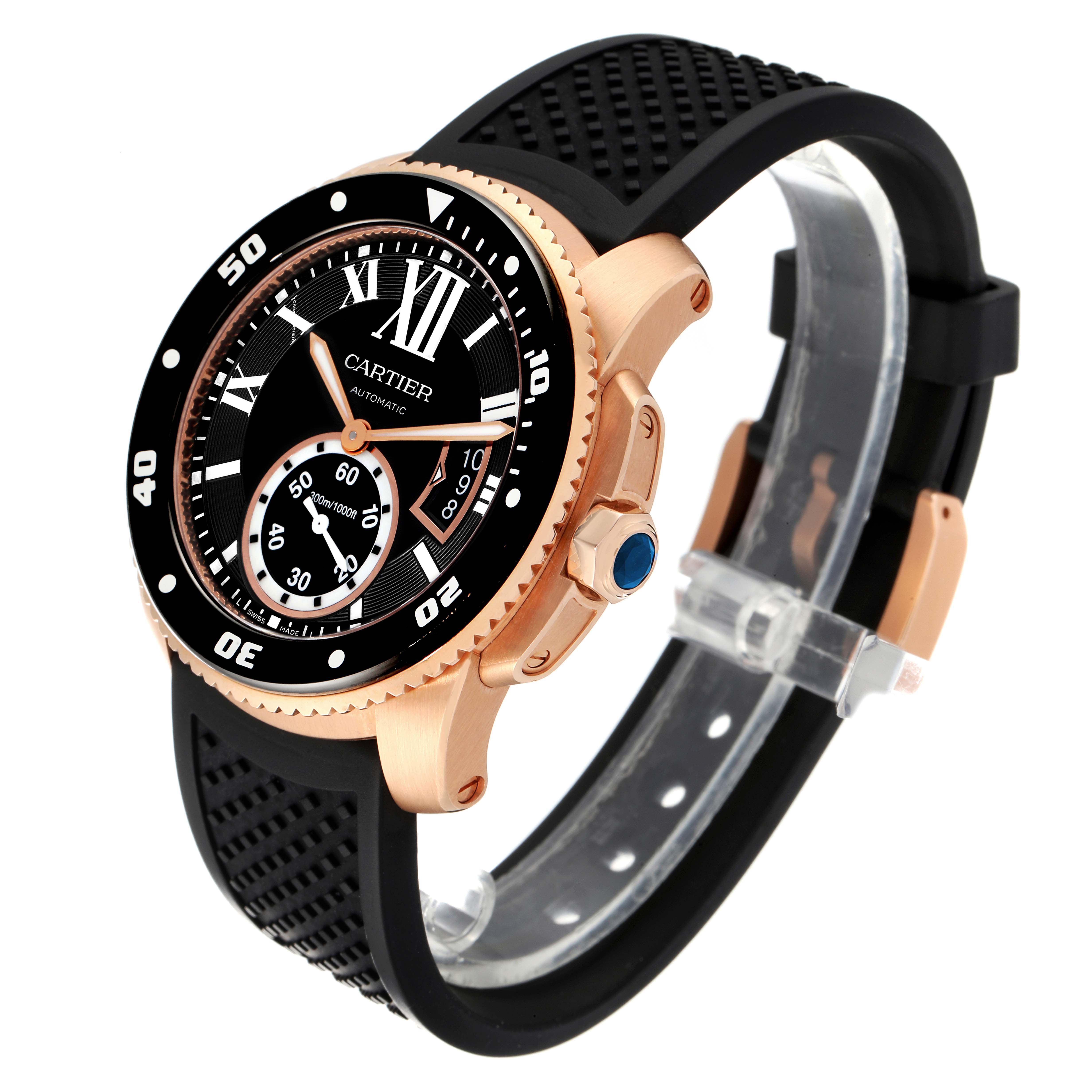 The image shows a Calibre de Cartier watch by Cartier angled to display the face, bezel, crown, and black rubber strap.