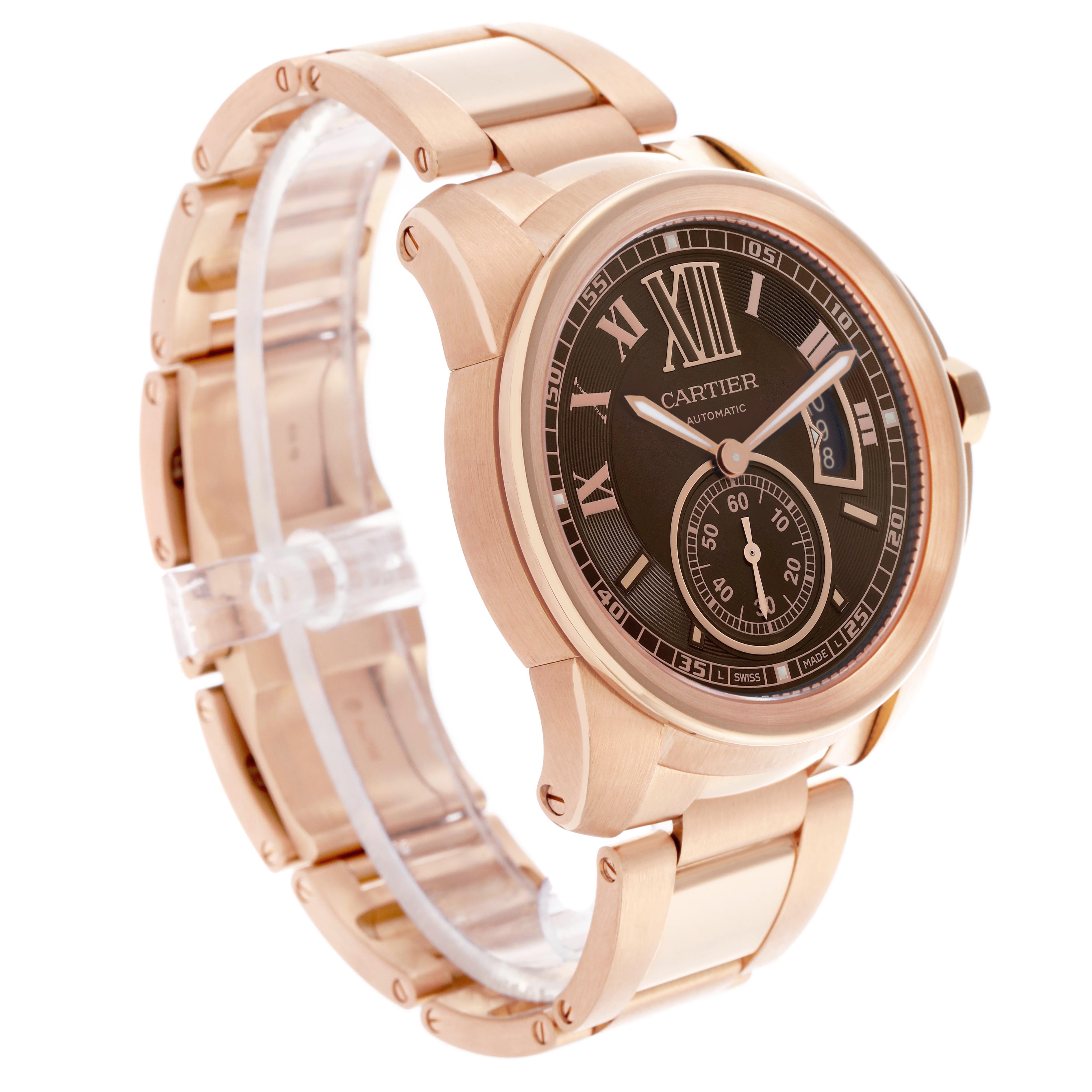 The image shows a side angle of the Calibre de Cartier watch, highlighting its rose gold case, bracelet, and black dial.